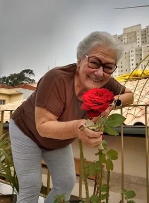 foto da irma Durva com uma rosa vermelha